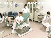 淫荡诊所-女医生帮病人检查反而被日