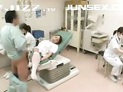 淫荡诊所-女医生帮病人检查反而被日