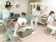 淫荡诊所-女医生帮病人检查反而被日