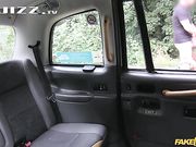 乳神女友野外踏青性欲来袭直接开震