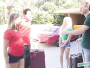 娇小金发艳妞的屄需要大鸡巴来满足