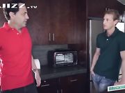 娇小金发艳妞的屄需要大鸡巴来满足