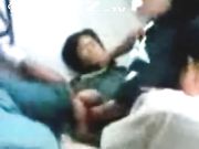 一群中学生,竟然在课室里强奸女同学