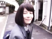 大奶短发学生妹想要性体验走进了父亲的房间