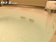 半夜偷偷把老婆的妹妹拽进洗手间 小姨子的肉穴毛多逼紧干起来很有感觉