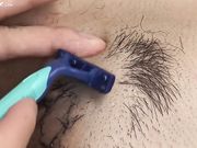 羽毛球女陪练被公司同事玩逼剃毛轮着操