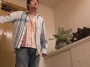 看见妹妹在房间摸自己 我挺着大鸡吧就冲了进去