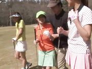 高尔夫浪骚女球童在球场被深喉口爆