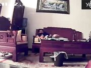 老婆怀疑老公有外遇在家偷装摄像头 不料却拍到他和自己妹妹看电视时在沙发茶几上做爱