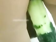 乖女儿吃冰棒要和爸爸玩冰火结果草完被爸爸用大黄瓜爆插