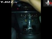 95后美女用汽车档把弄出白浆