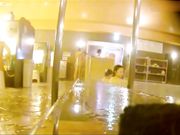 针孔摄像头偷拍某大学浴室美女学生洗澡身材很棒哦