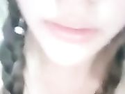 逼逼没长几根毛毛的辫子女主播拿着自拍杆和男友啪啪
