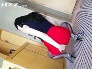 穿黑色丝袜搭配齐B小短裙 露出白嫩的奶子勾引狼友们 心动吗