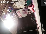 大雪纷飞撑着雨伞露天看乡下草台班子的精彩表演