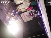 大雪纷飞撑着雨伞露天看乡下草台班子的精彩表演