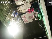 大雪纷飞撑着雨伞露天看乡下草台班子的精彩表演