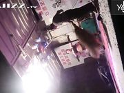 大雪纷飞撑着雨伞露天看乡下草台班子的精彩表演