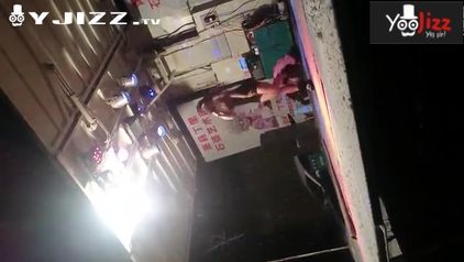 大雪纷飞撑着雨伞露天看乡下草台班子的精彩表演