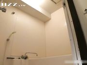 美女一个人在家 保险推销员强行让美女脱衣服