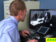 古怪的安保男被两熟妇羞辱强上