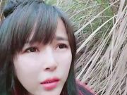 剧情演绎两个少妇忽悠小哥去爬山驾车野外双飞地上铺上垫子开操