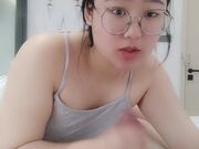 穿着灰色吊带的妹妹戴着她的大镜子给我口爆 自己上来观音坐莲 后入啪啪啪