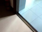 爸爸午睡强操正做饭的后妈掀起裙子无套后入