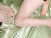 胸不大但是特别的难得一见的白皙皮肤 被社会纹身哥操得嘤嘤叫