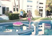 游泳池边狂欢与一群渴望公鸡的女孩性爱派对