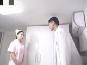 色魔医生用肉棒帮小护士检查身体