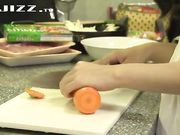 高颜值极品妹子穿着男友买的性感情趣内衣在厨房放肆的宣淫