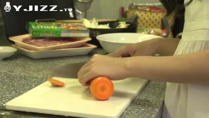 高颜值极品妹子穿着男友买的性感情趣内衣在厨房放肆的宣淫