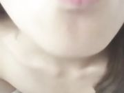 颜值还不错肤色很漂亮的美女主播来月经还和狼友神交舔鸡巴