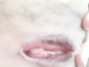 颜值还不错肤色很漂亮的美女主播来月经还和狼友神交舔鸡巴