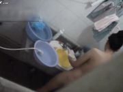 晚上睡不着小区窗外偷窥两个闺蜜洗澡听她俩聊天看着那大奶子下面好胀啊