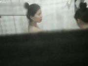 晚上睡不着小区窗外偷窥两个闺蜜洗澡听她俩聊天看着那大奶子下面好胀啊