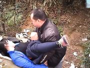 胖哥和野鸡在公园小山上苟合