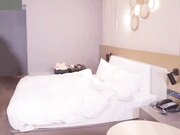 巨乳荡妇勾引强壮快递员做爱