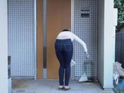 展現輕浮氣氛後馬上就被上的鄰居緊身褲妻子 上山奈奈 01