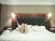 约炮性感美女把她干爽后又趴床上叉开腿求操