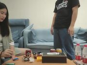 漂亮小少妇跪下口交这画面真有冲击力