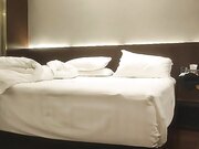 约战极品眼镜御姐兔女郎黑丝高跟鞋拉手后入