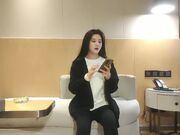 甜美脸蛋高挑身材干一半突然来人把她俩吓一跳