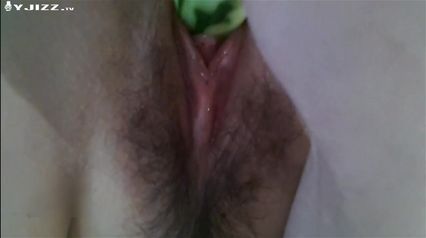 饥渴的少女自己在房间拿根黄瓜插出了高潮