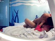 贴心中年大叔第一次约炮压在妹子的双乳上温柔啪啪