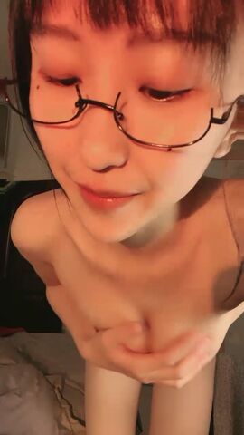 水蛇腰甜美萌妹笑起来骚的很扭动蜜桃美臀喷水