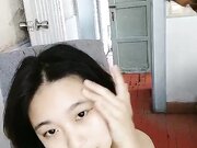 看着很清纯的00后小妹 家中玩3P 前后夹击暴插骚穴 特写淫液