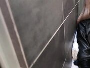 超美黑丝苗条人妖和美女闺蜜在公告厕所性爱后入抽插