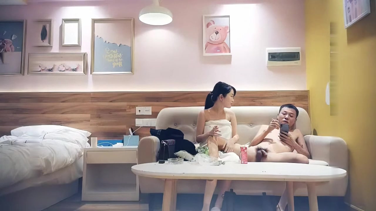 苗条性感的漂亮小美女酒店床上被黄先生各种后入02